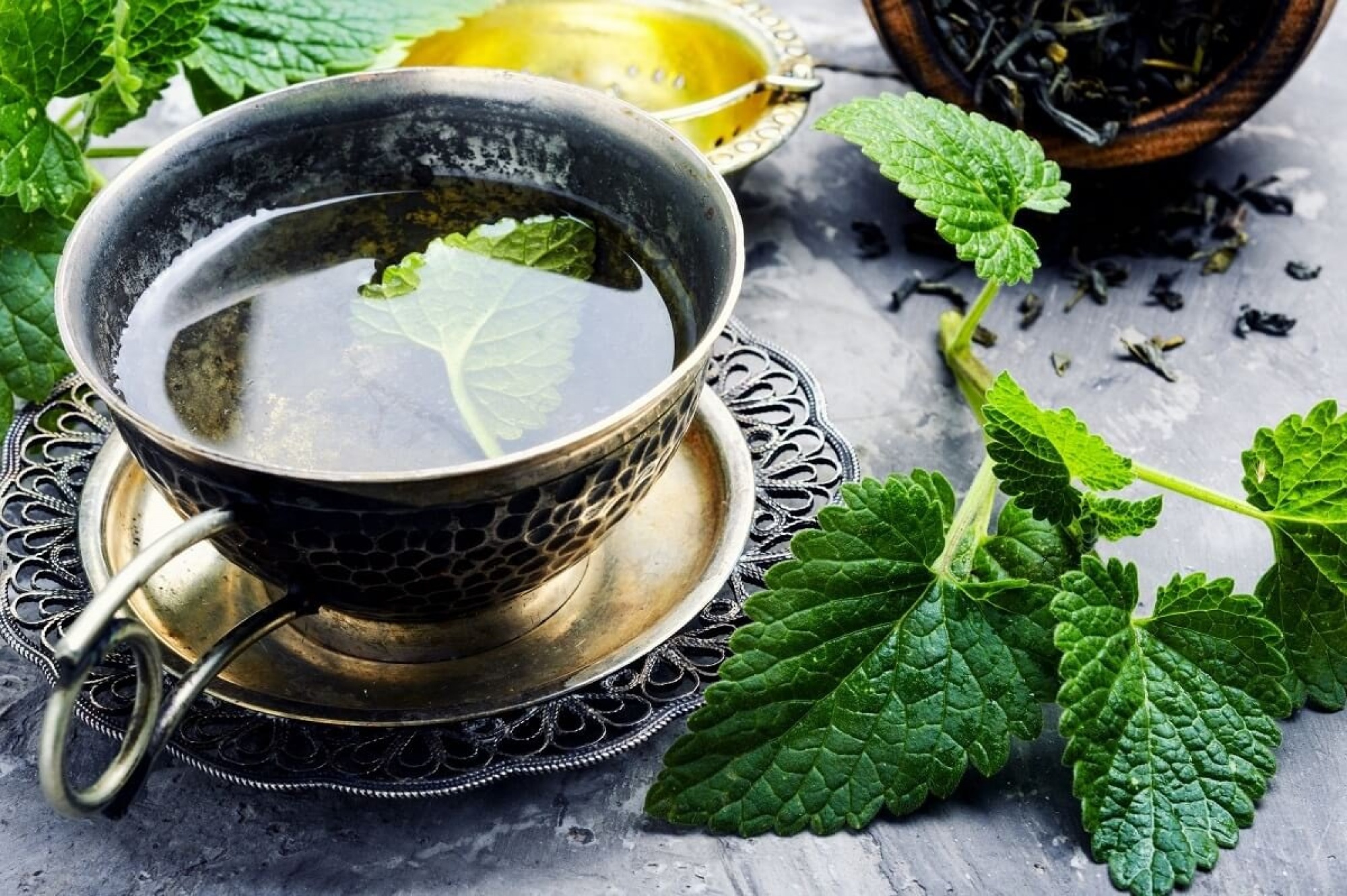 Листья мяты. Чай с мятой и мелиссой. Как заваривать мелиссу свежую. Lemon balm tea. Чай с мятой.