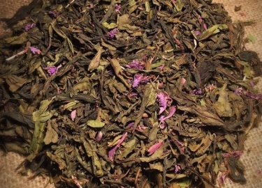 Для приготовления иван-чая в домашних условиях растение собирают, ферментируют и сушат. Во время сбора урожая листья засоряются. Его сортируют на б...