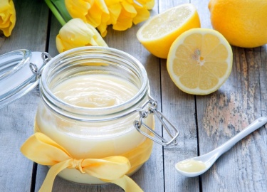 Какими особенностями обладает мед из иван-чая. Чем полезен кипрейный нектар и в каких случаях он противопоказан.
