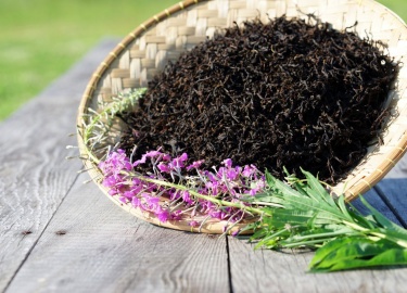 В чем проявляются лечебные свойства иван-чая. Как помогает подобный напиток при заболеваниях ЖКТ и при простатите.
