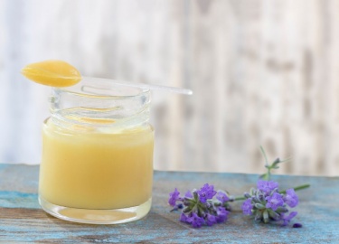 Какими особенностями обладает мед из иван-чая. Чем полезен кипрейный нектар и в каких случаях он противопоказан.
