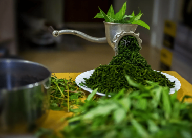 Иван чай&nbsp;популярное растение из которого делают полезный для организма напиток. Ферментацию можно делать через мясорубку.
